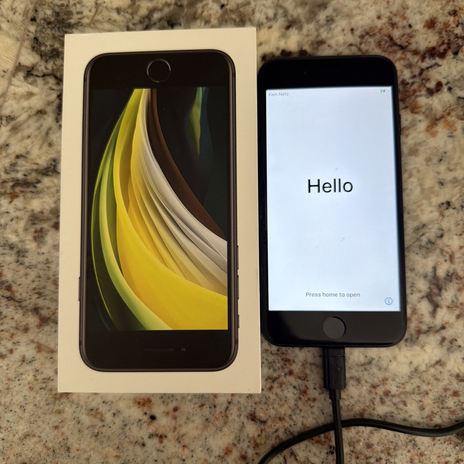 Apple iPhone SE 64GB Red iOS Smartphone Charge Cord – used
