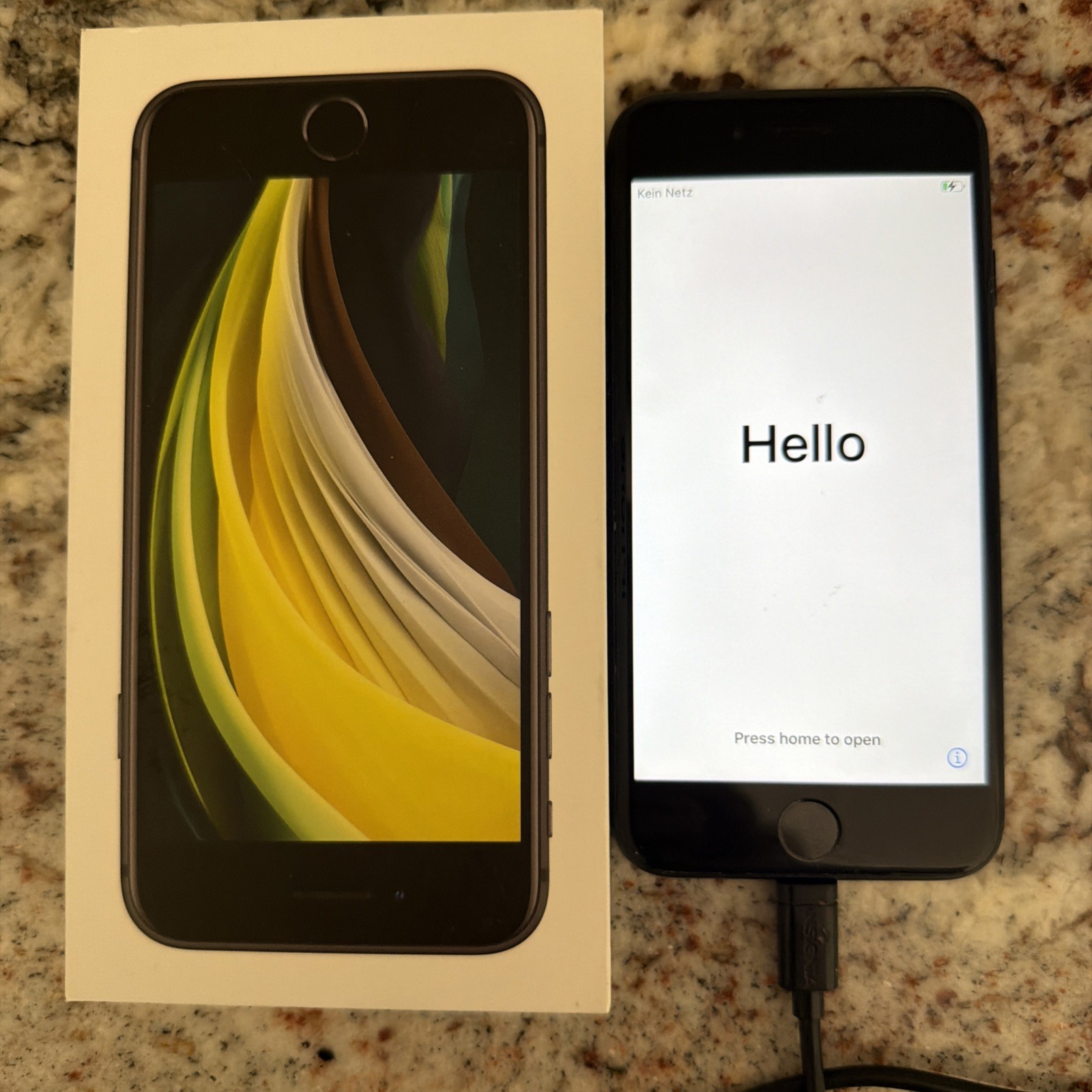 Apple iPhone SE 64GB Red iOS Smartphone Charge Cord – used