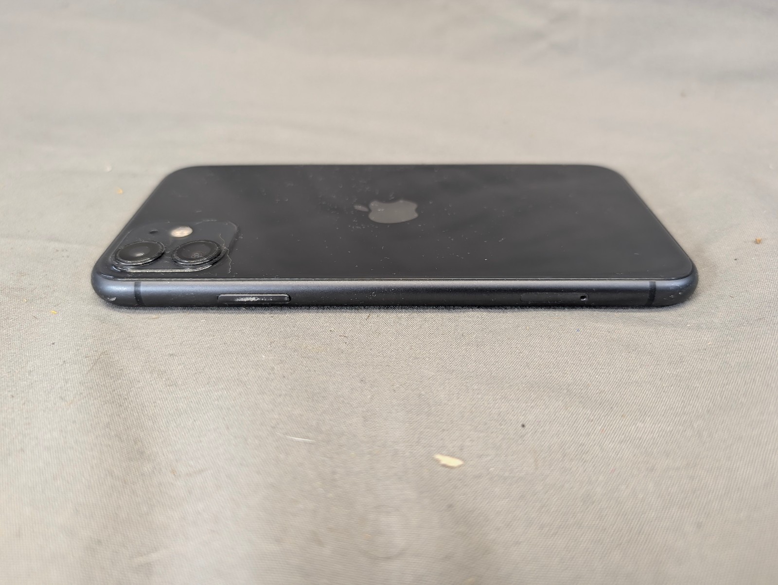 Apple iPhone 11 – 128 GB – Black (Unlocked) Hairline Screen Cr@ck