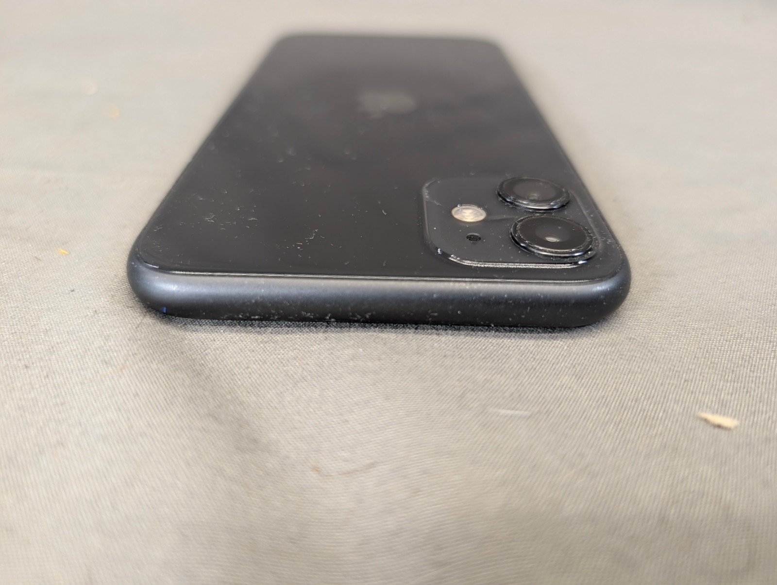 Apple iPhone 11 – 128 GB – Black (Unlocked) Hairline Screen Cr@ck
