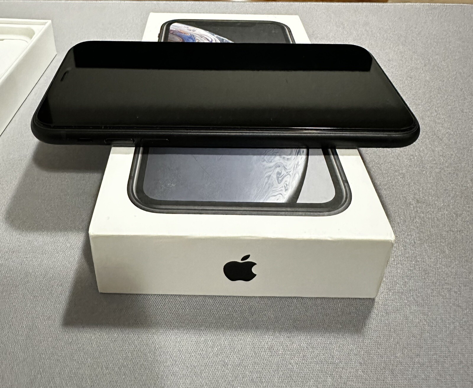 Apple iPhone XR – 64GB – White (Simple Mobile) A1984 (CDMA + GSM)