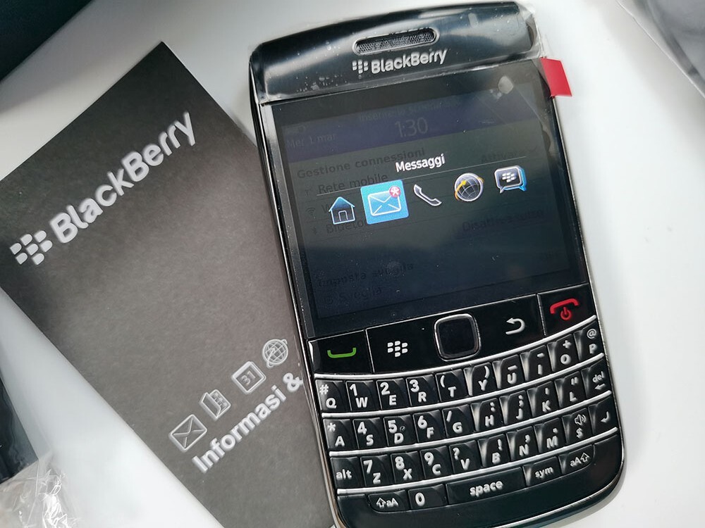 BlackBerry Bold 9780 – 512 MB – 3G 5MP microSDHC GPS Black/White (Unlocked)