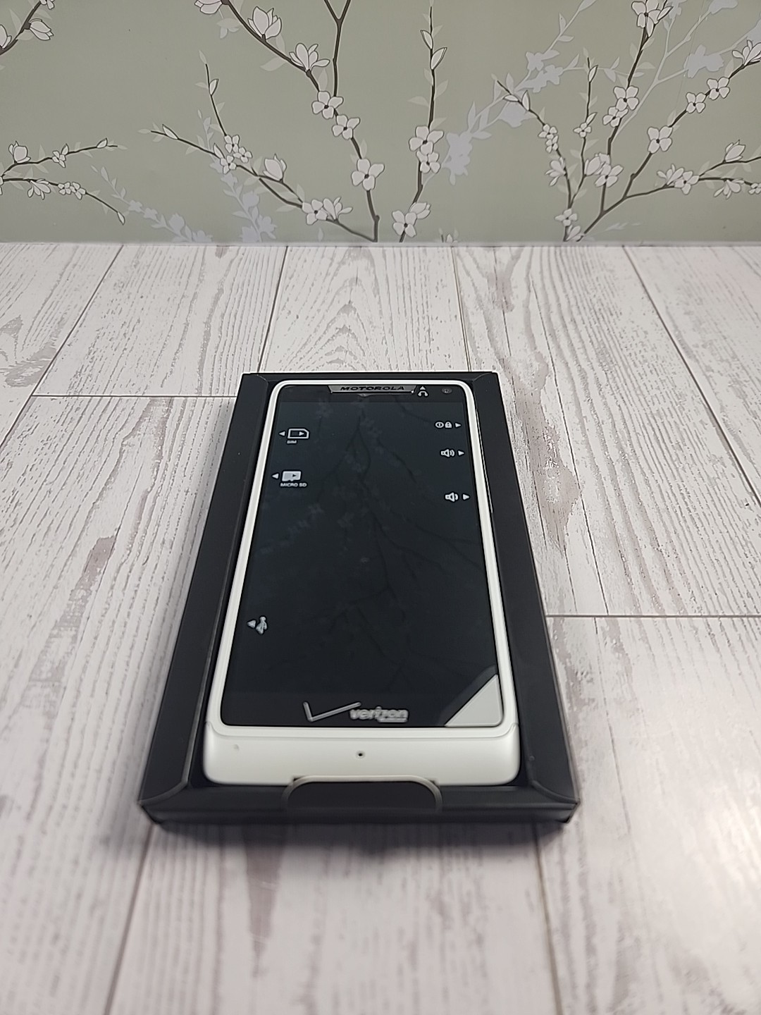 Motorola Droid RAZR M 8GB White Verizon Smartphone Open Box