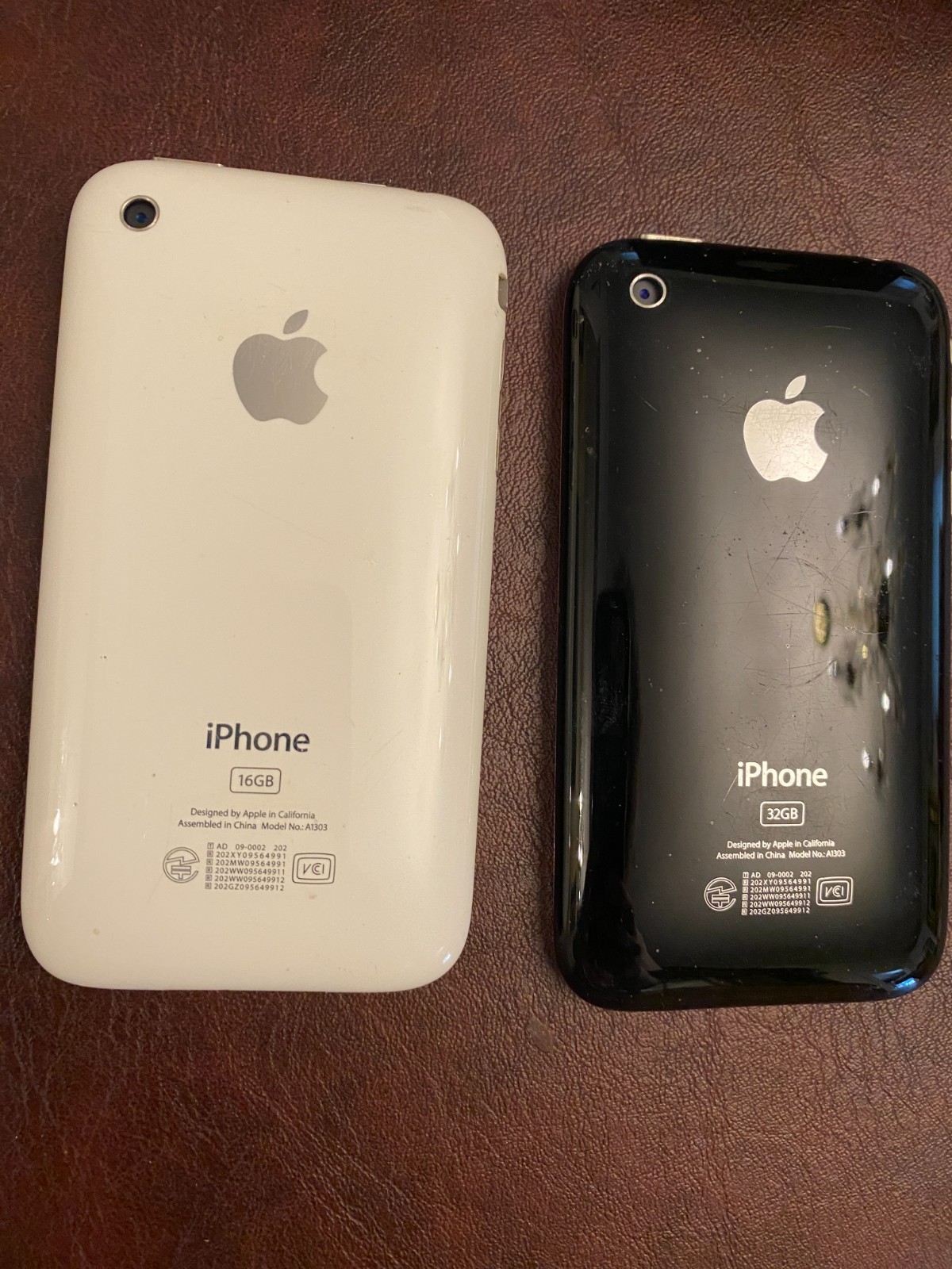 2 OEM Apple iPhone 3GS 16GB+ 32GB Black White w/box works Collectible