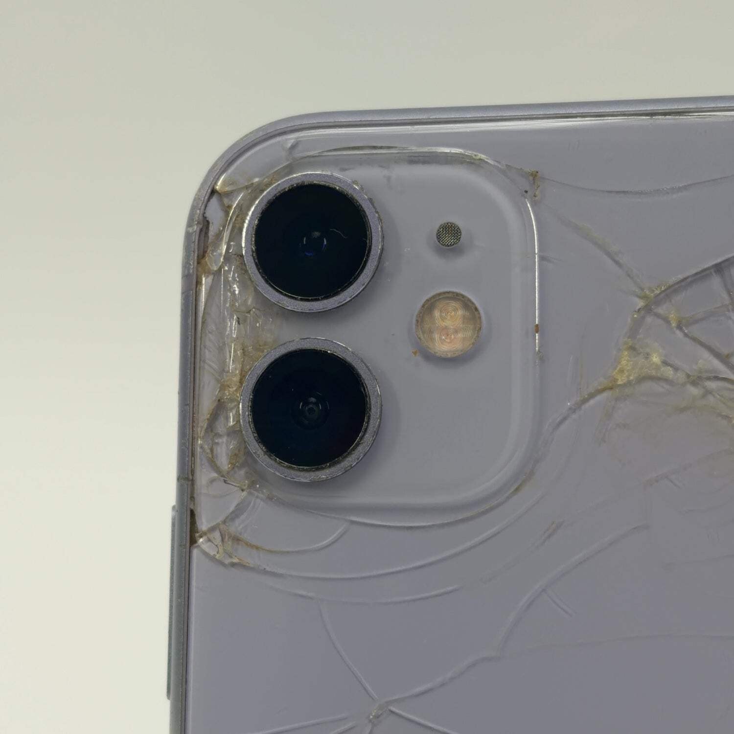 Broken Unlocked Apple iPhone 11 64GB 26.5 MWK52LL/A READ
