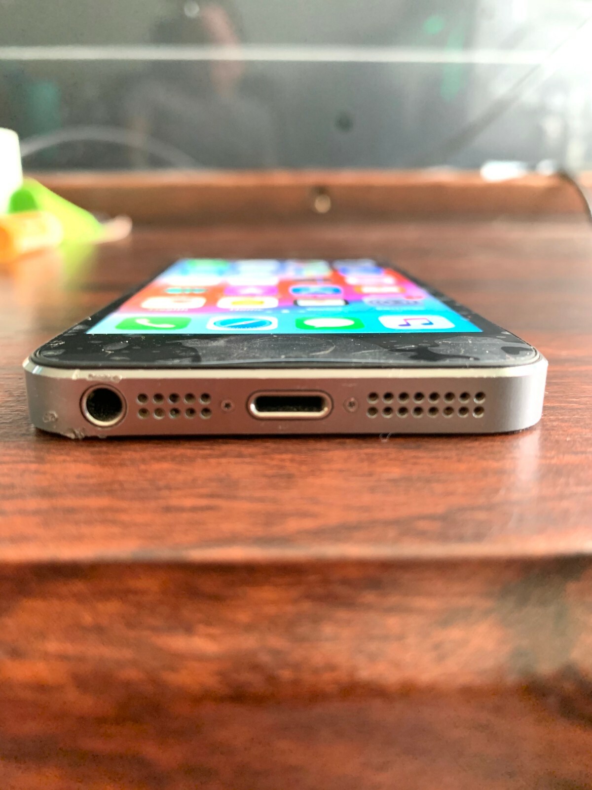 Apple iPhone 5s – 16GB – Space Gray (Unlocked) A1453 (CDMA + GSM)