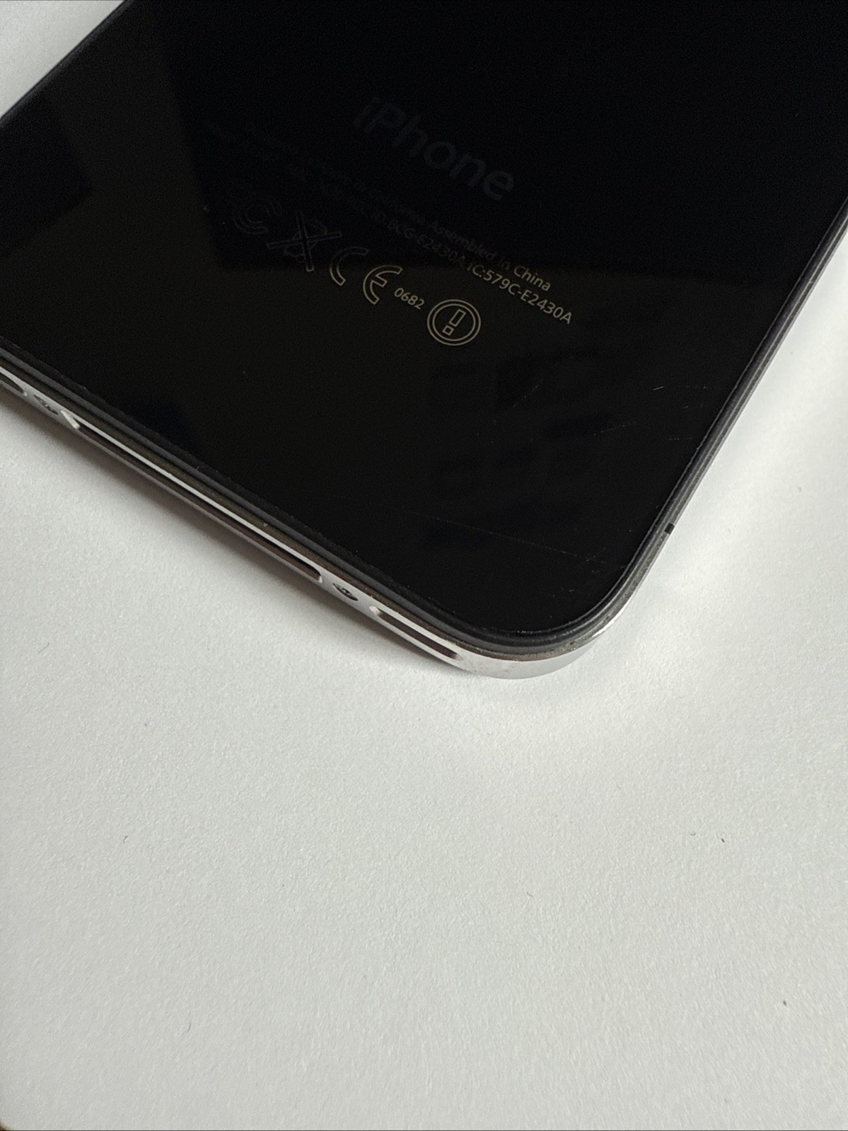 iPhone 4s – 16GB – Black (Unlocked) 40+ Games & Apps – iOS 6.1.3 – 80% BH Read