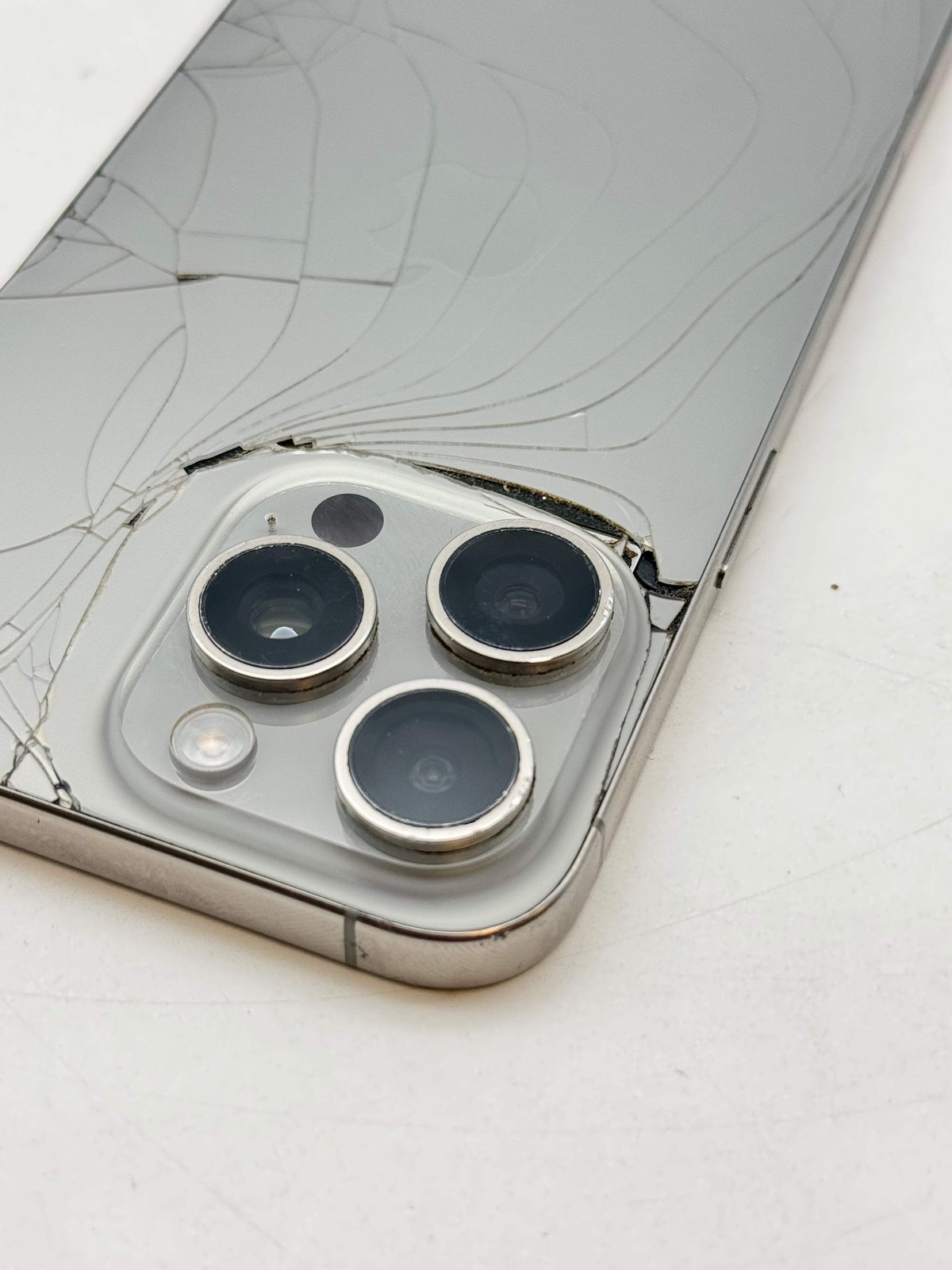 Unlocked Apple iPhone 15 Pro Max A2849 256GB Natural Titanium 91% BH – Cracked R