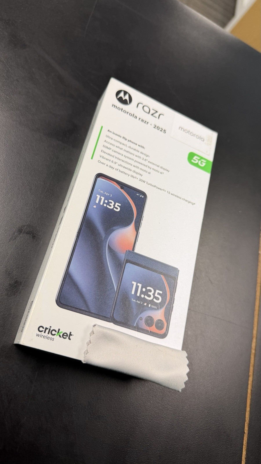 NEW Motorola Razr 2025 – 256 GB – Blue (Cricket Wireless Carrier Lock)NEW SEALED