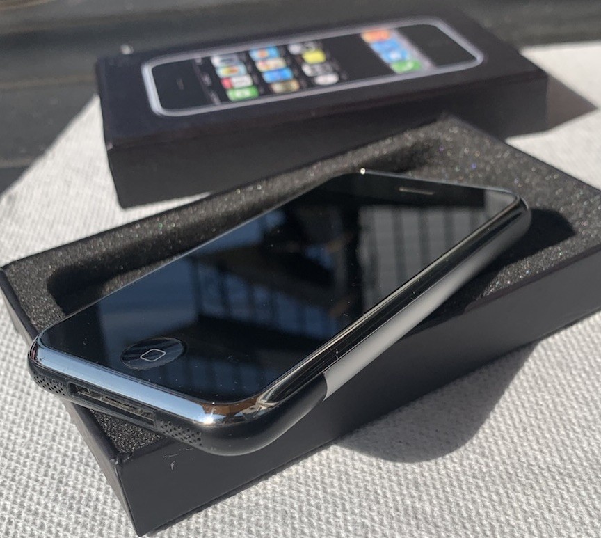 Apple 1st Generation iPhone 2G – 8 GB MA712LL/A A1203 – Pristine Condition