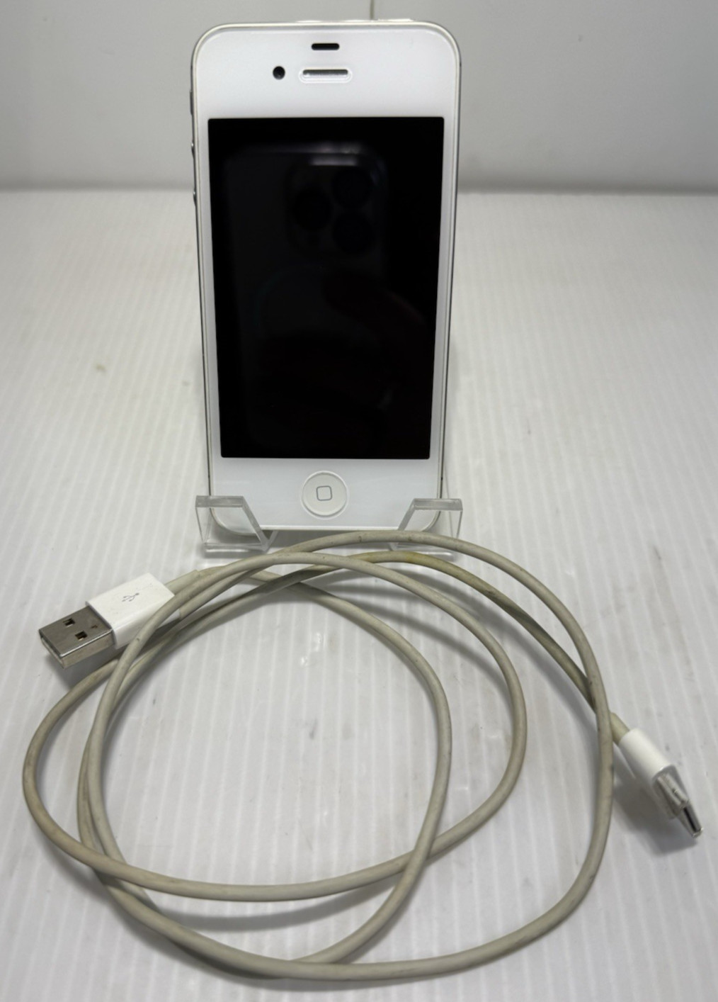 Apple iPhone 4s White Locked But Working – Excellent Condition – Weak Battery