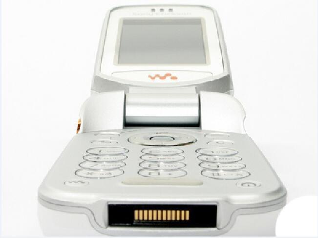Sony Ericsson W300 W300i 1.66″ Bluetooth Radio GSM 850 / 900 / 1800 / 1900