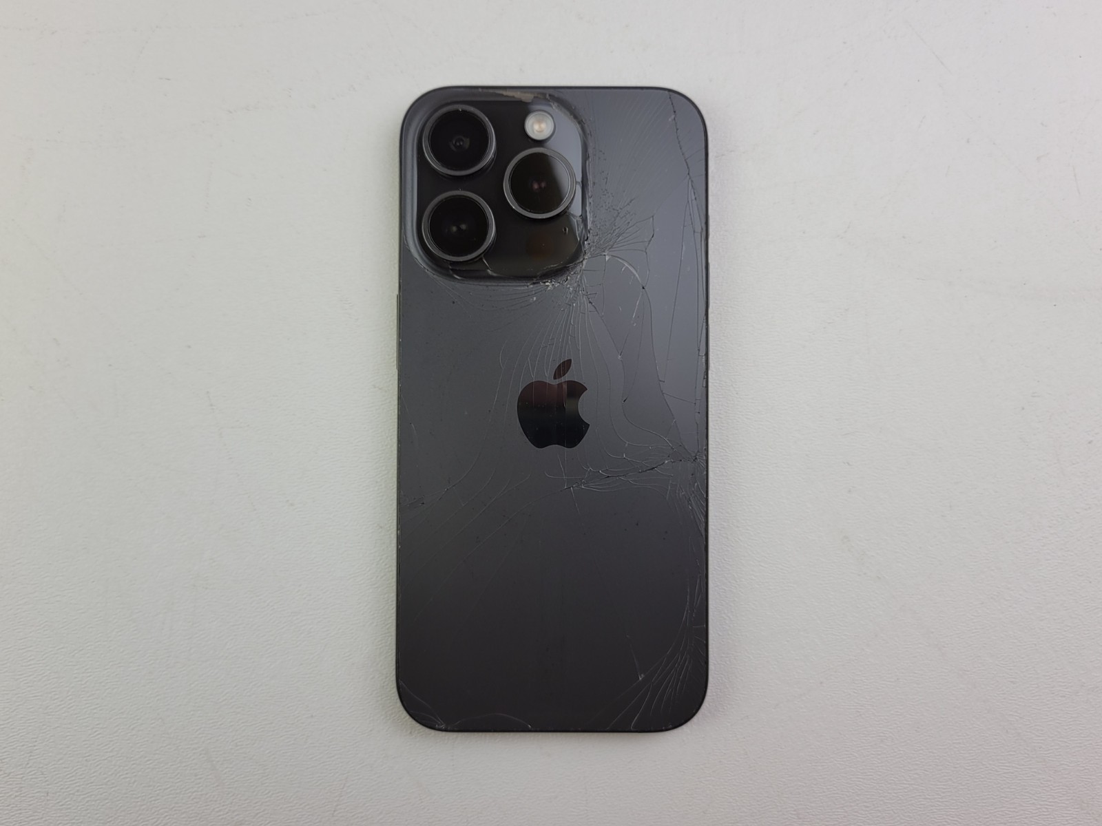 Apple iPhone 15 Pro (A2848) 128GB – Black Titanium (Unlocked) – *DAMAGED* T9624