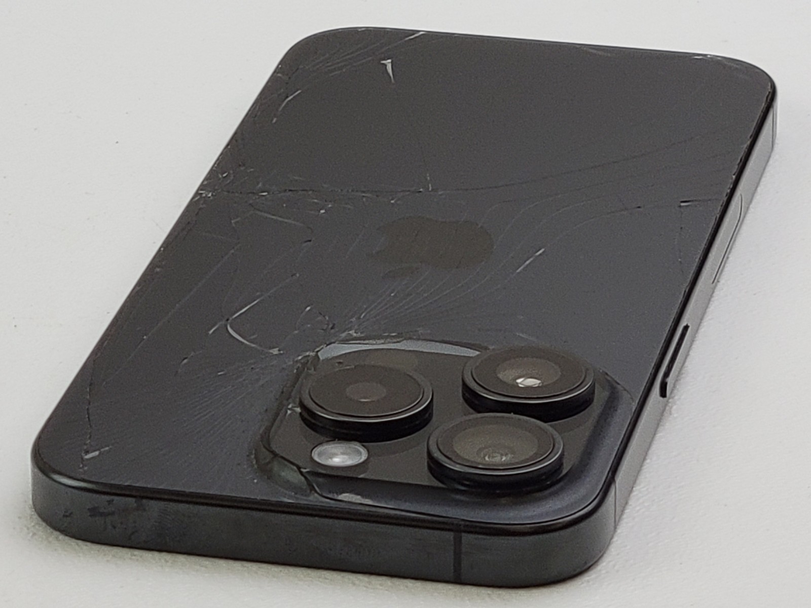 Apple iPhone 15 Pro (A2848) 128GB – Black Titanium (Unlocked) – *DAMAGED* T9624