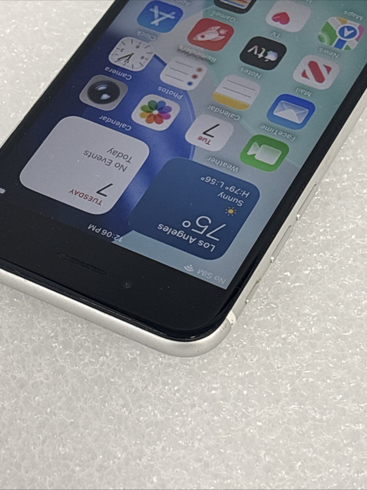 Apple iPhone Se 2 (A2275) 64GB, Silver, iOS 26 (Unlocked)