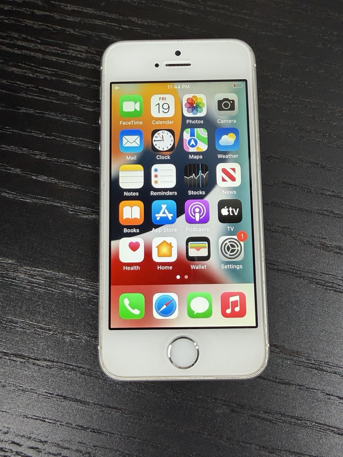 Apple iPhone SE 1st Gen. 16GB Space Gray Unlocked Battery Health 84%