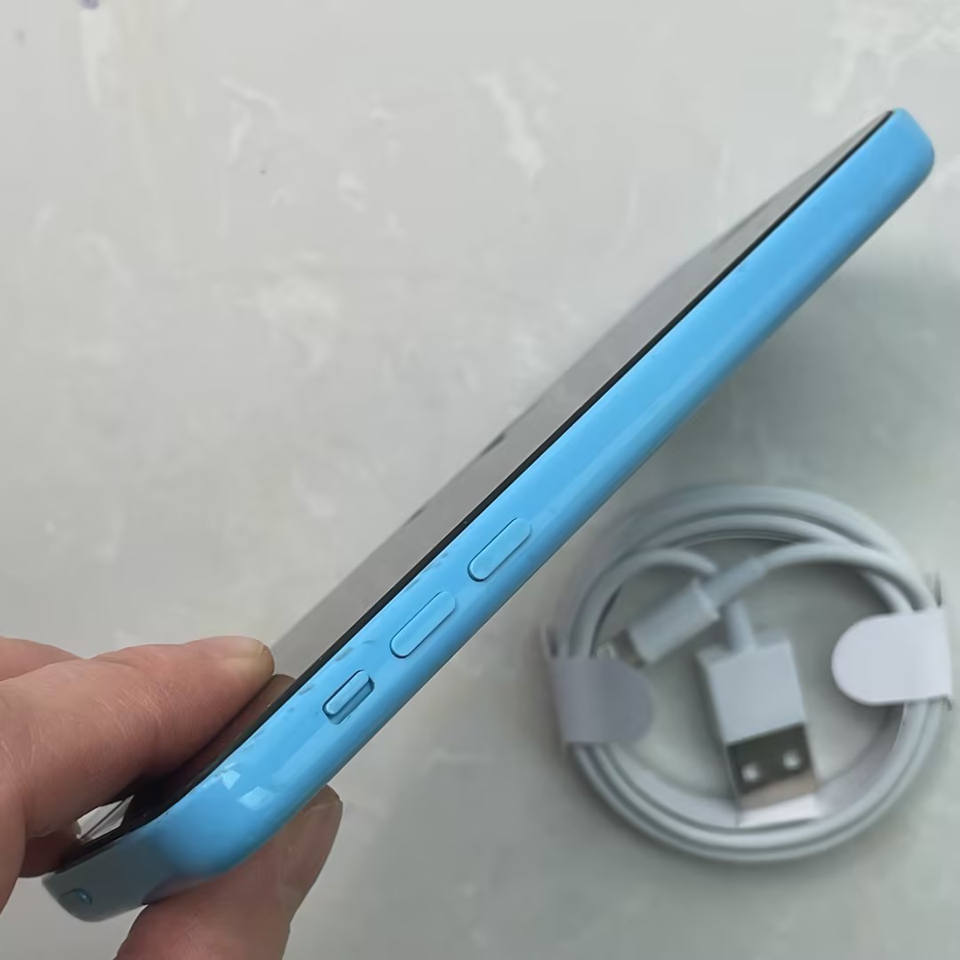 Apple iPhone 5c (Unlocked) New Battery – 8 GB / 16 GB / 32GB – Blue Charge Cord