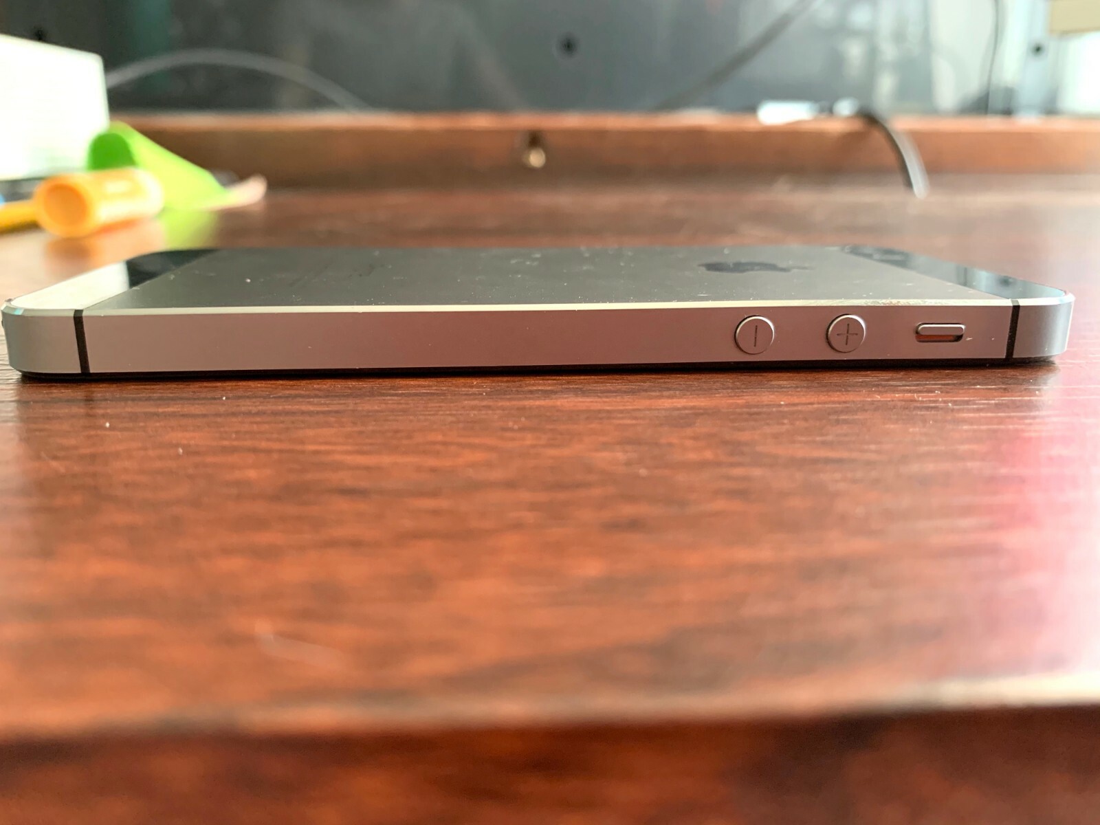 Apple iPhone 5s – 16GB – Space Gray (Unlocked) A1453 (CDMA + GSM)