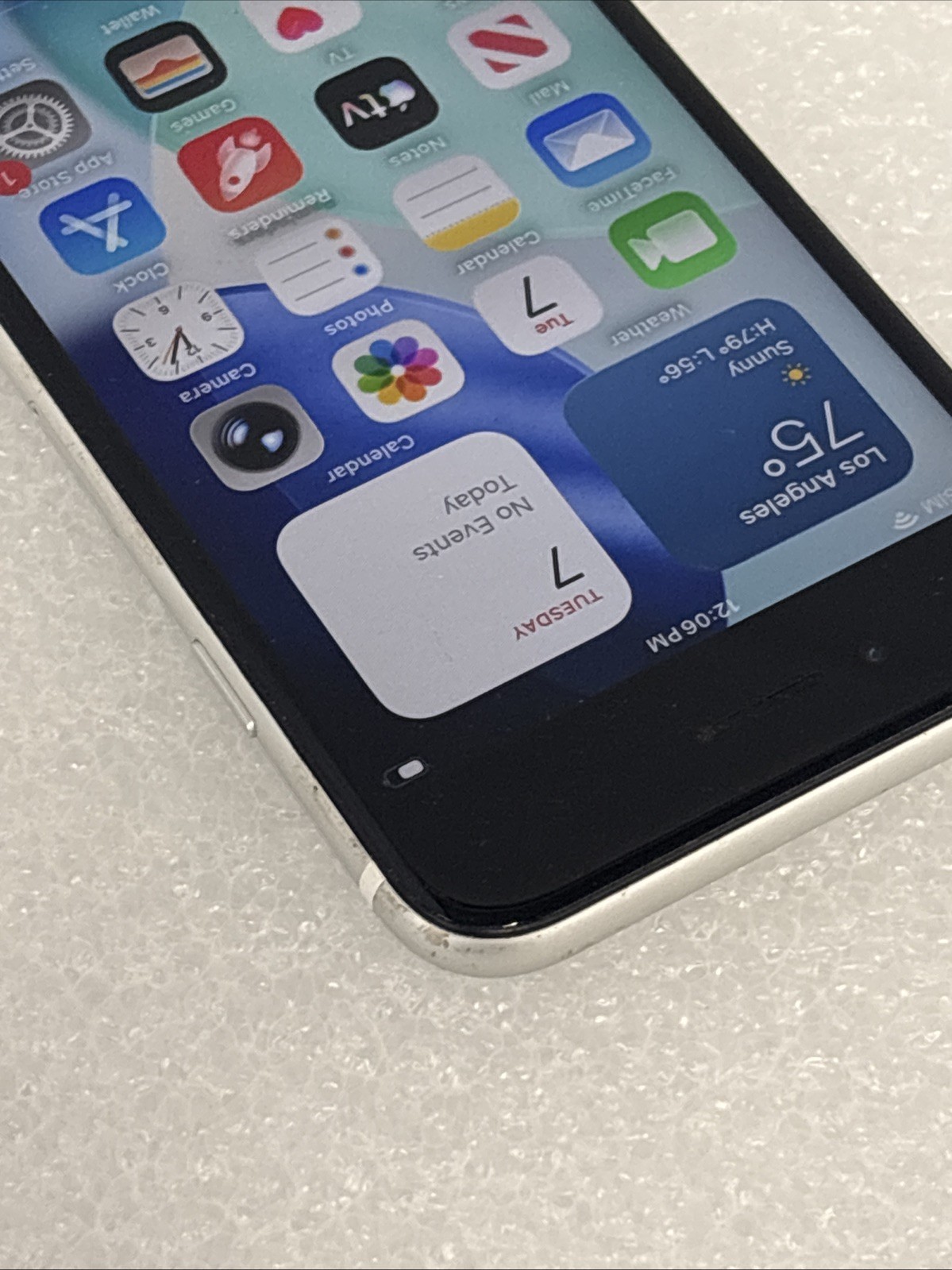 Apple iPhone Se 2 (A2275) 64GB, Silver, iOS 26 (Unlocked)
