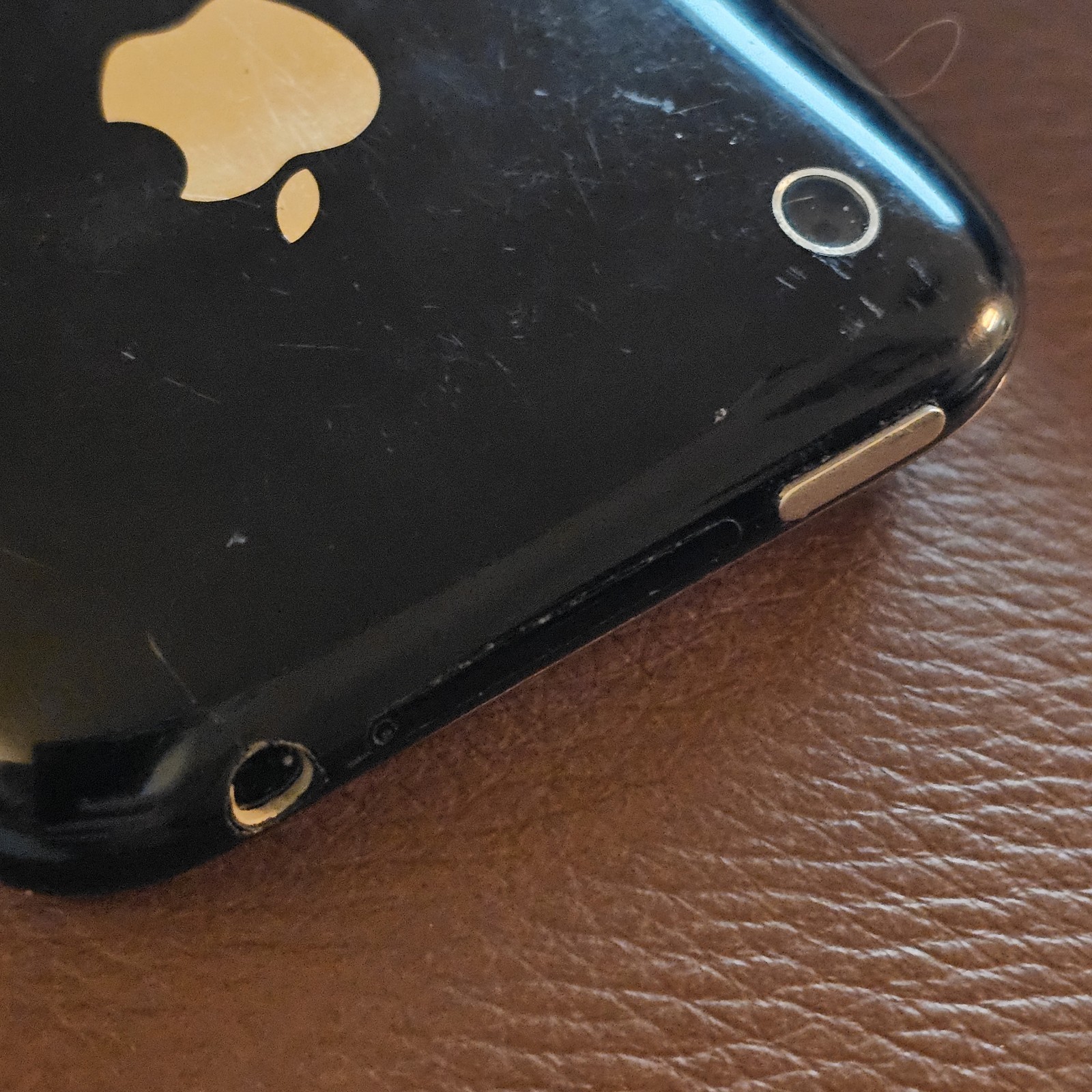 Apple iPhone 3GS – 8GB – AT&T – MC640LL/A A1303 – Black