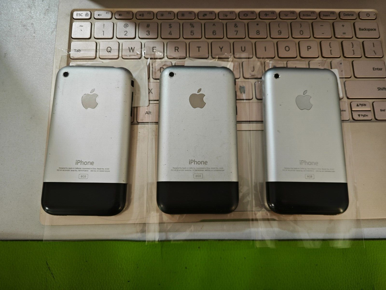Apple iphone 1st Generation 8GB unlocked 2G GSM IOS 3 Very Good Condition