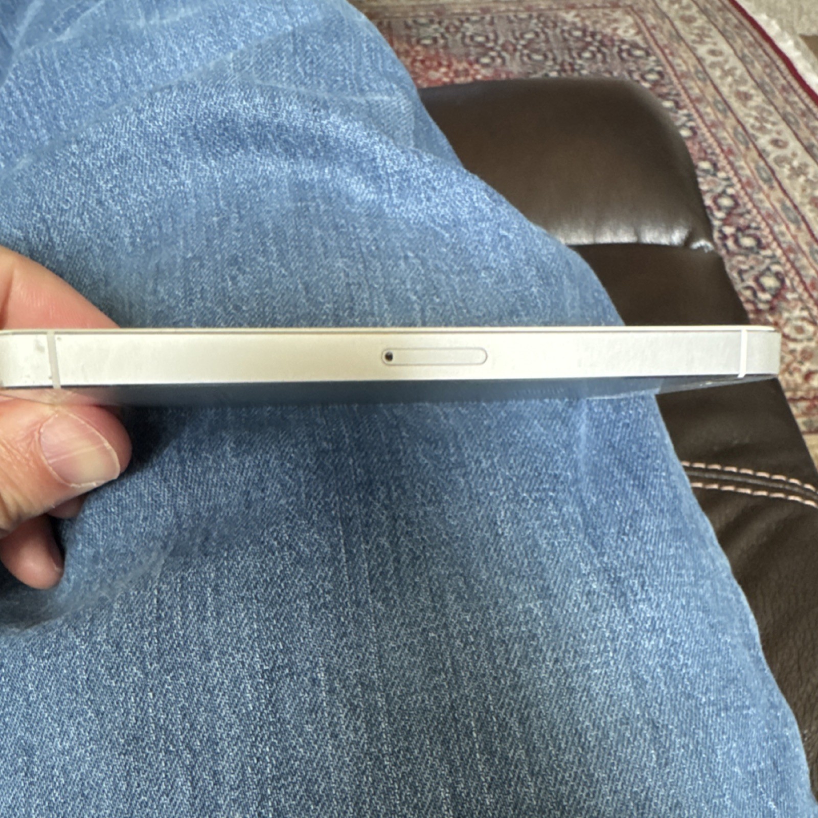 Apple iPhone 5s Gold 8MP Camera Lightning Bluetooth Wi-Fi Smartphone A1453