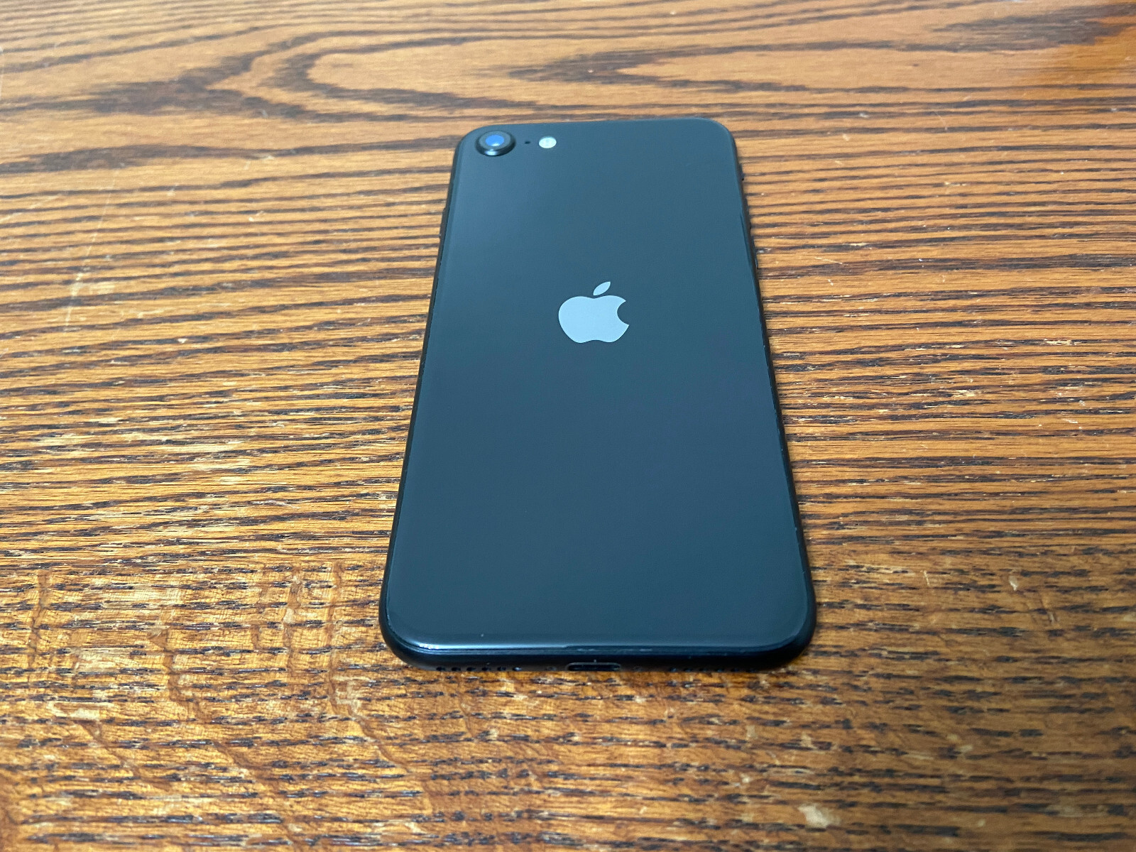 Apple iPhone SE 2020 (2nd Gen) 64GB Black (Unlocked) A2275. Excellent Condition