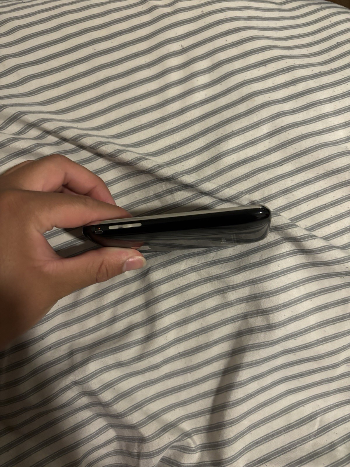 Apple iPhone 3GS – 8 GB – Black (AT&T)