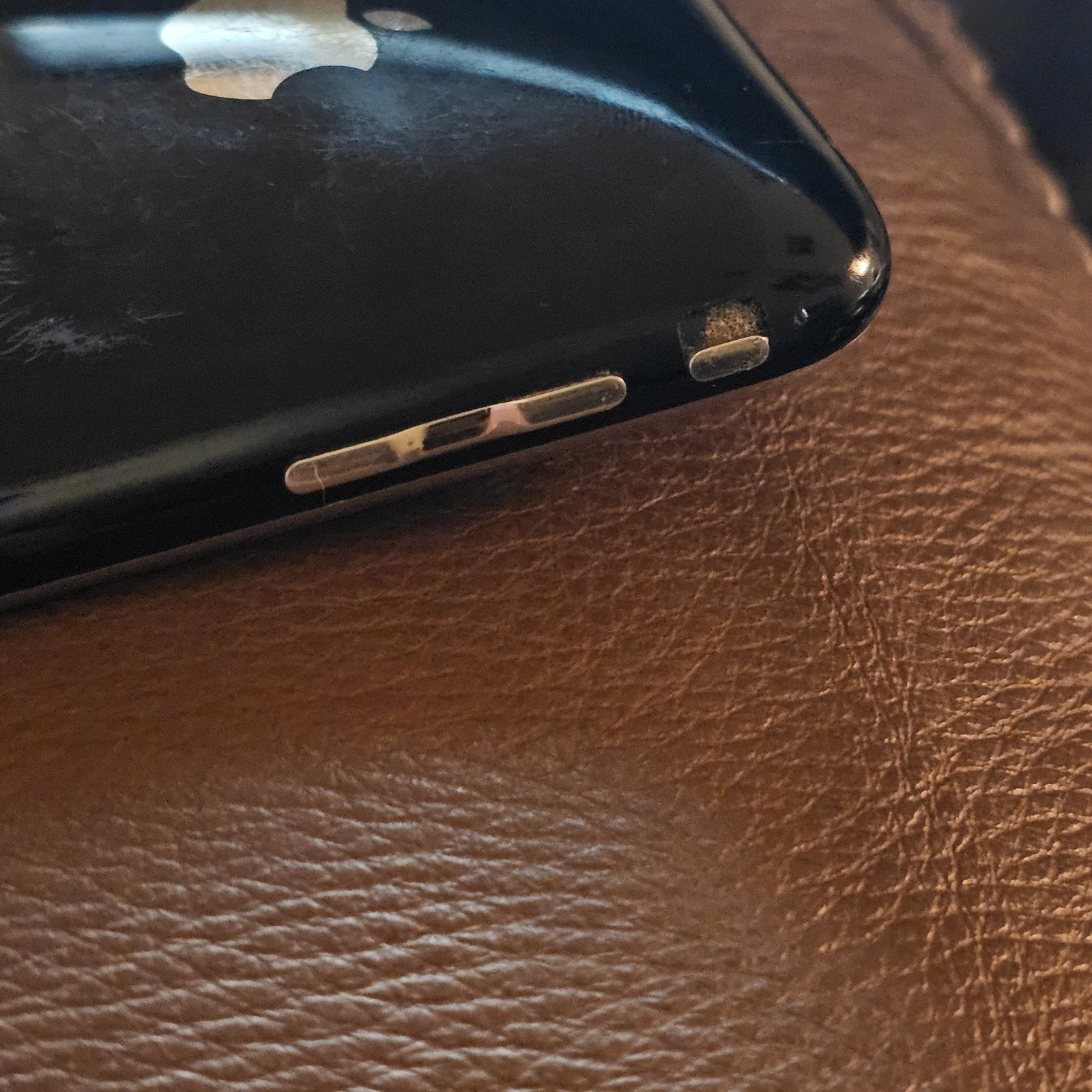 Apple iPhone 3GS – 8GB – AT&T – MC640LL/A A1303 – Black