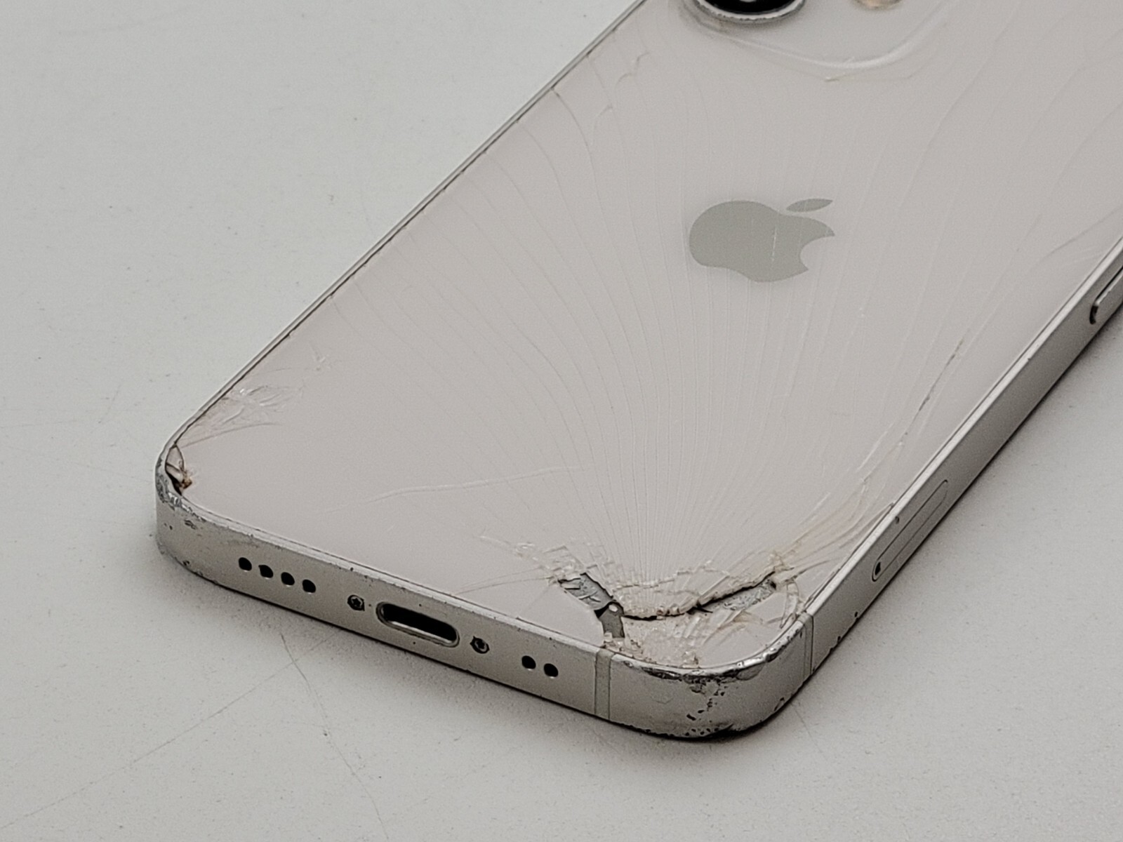 Apple iPhone 12 mini (A2176) 256GB – White (Unlocked) – *DAMAGED* – J8262