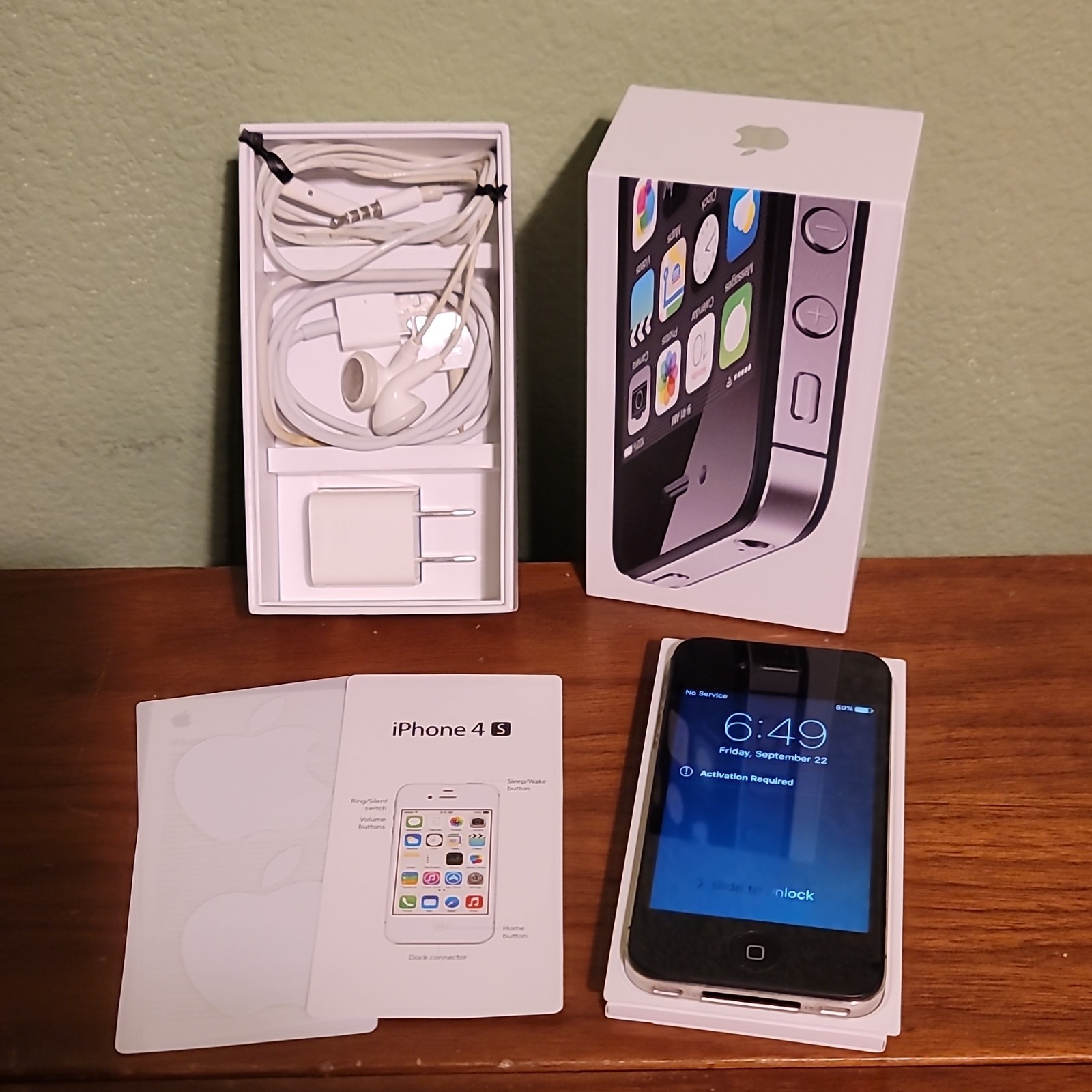 Apple iPhone 4S 8GB Black GSM UMTS Box & Accessories + AT&T Unite Mi-Fi Netgear