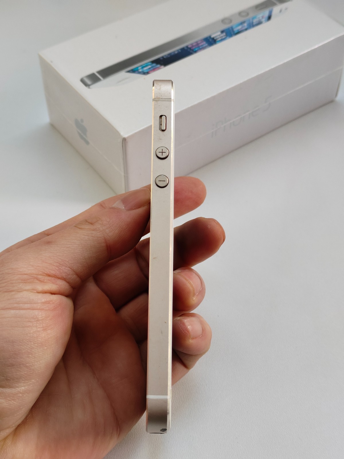 90%N ew Apple iPhone 5/5s/5c 16GB Factory UNlocked Black/White/Gold Good