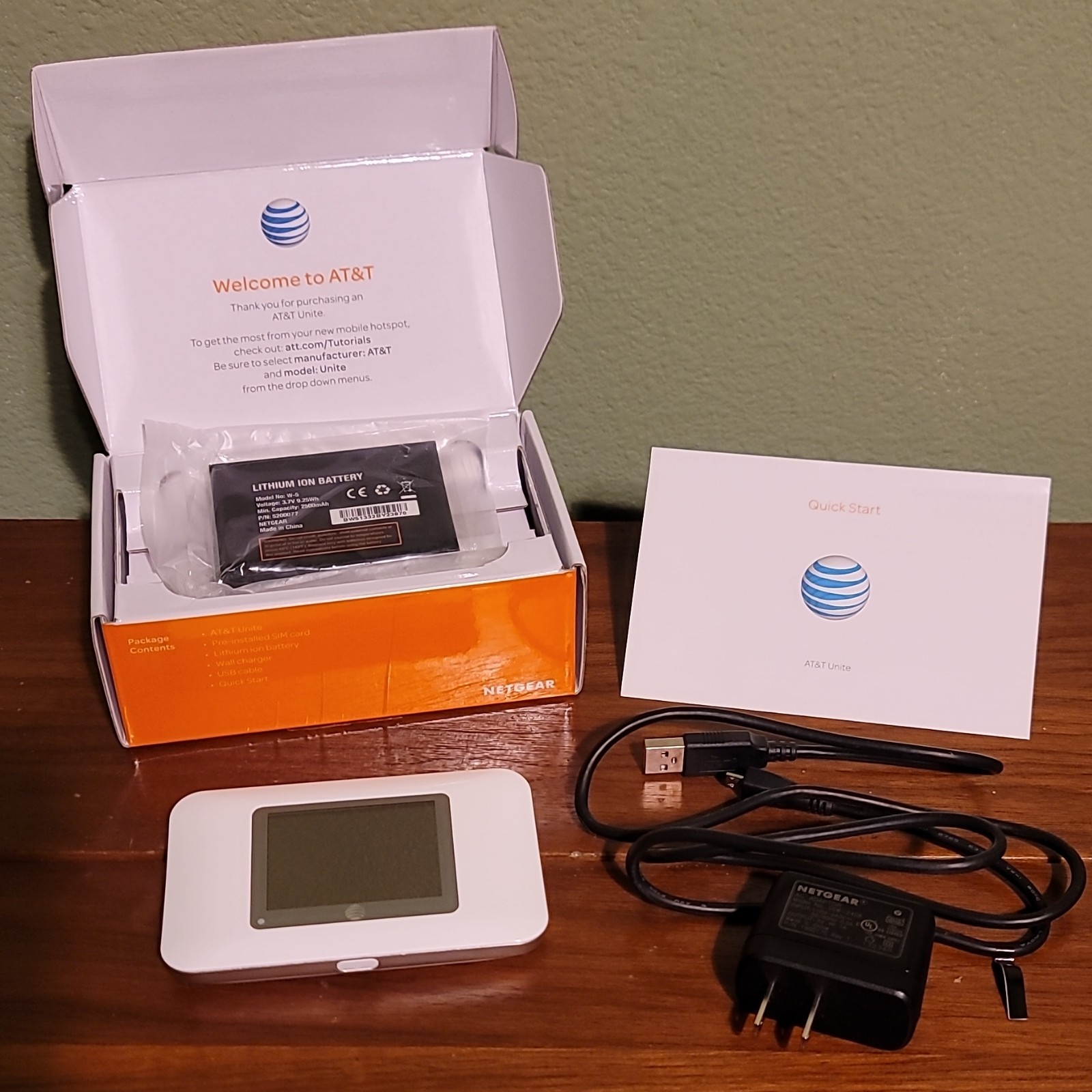Apple iPhone 4S 8GB Black GSM UMTS Box & Accessories + AT&T Unite Mi-Fi Netgear