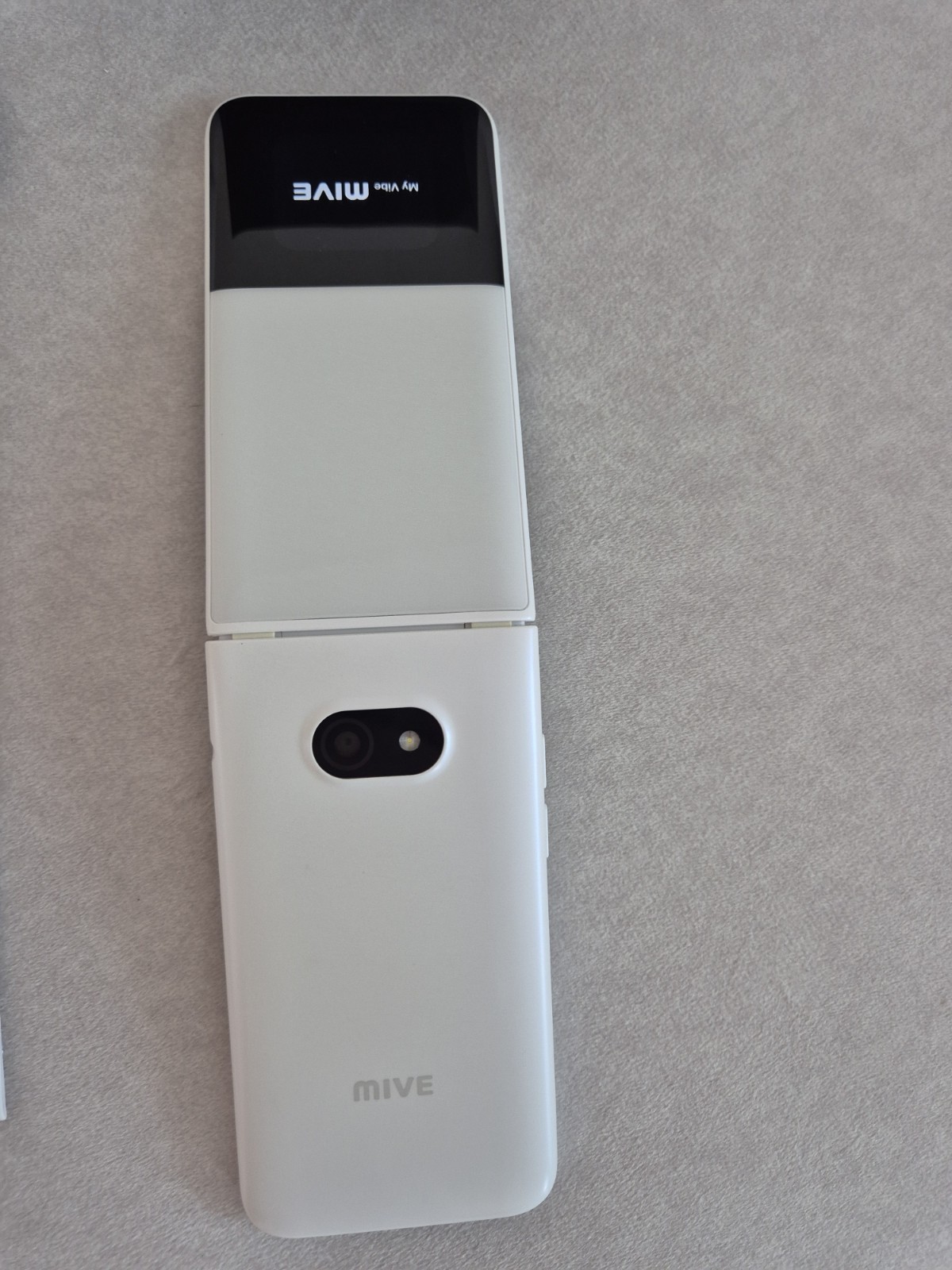 ALT MIVE AT-M140 Style Folder 2 cell phone 32GB LTE/3G – Black , White Used /