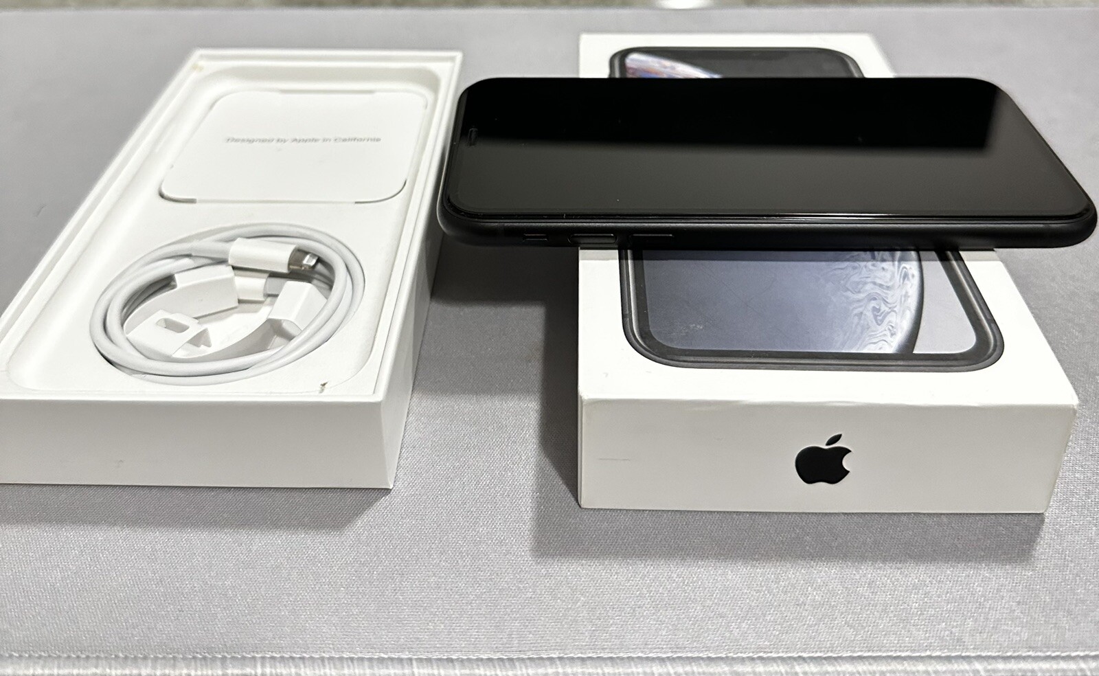 Apple iPhone XR – 64GB – White (Simple Mobile) A1984 (CDMA + GSM)