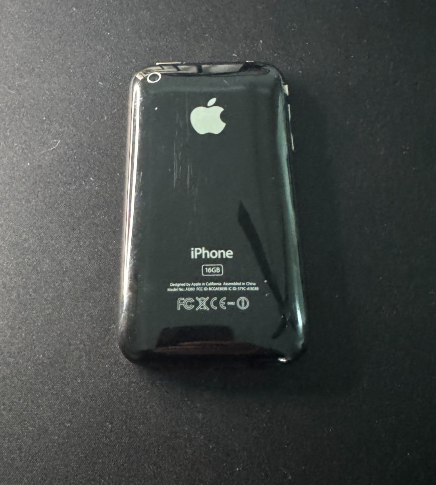 Apple iPhone 3GS – 16 GB – Black (Unlocked)