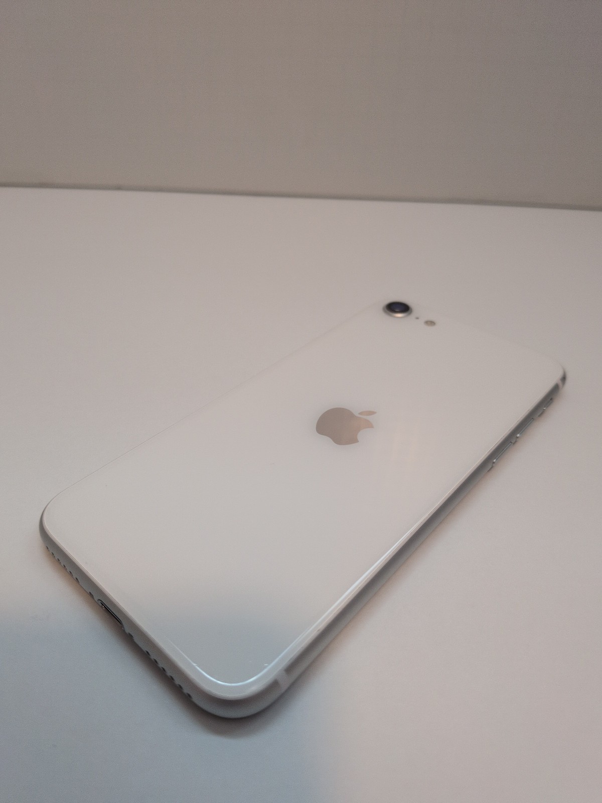 Apple iPhone SE 2nd Gen 64 GB White (Unlocked, AT&T, Verizon, T-Mobile) – A2275