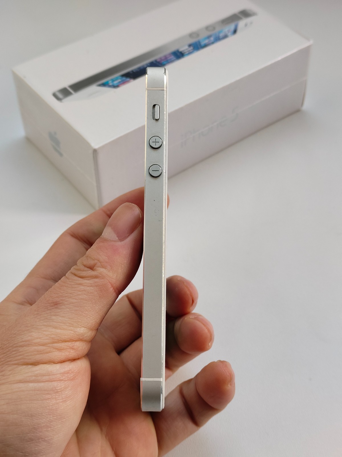 90%N ew Apple iPhone 5/5s/5c 16GB Factory UNlocked Black/White/Gold Good