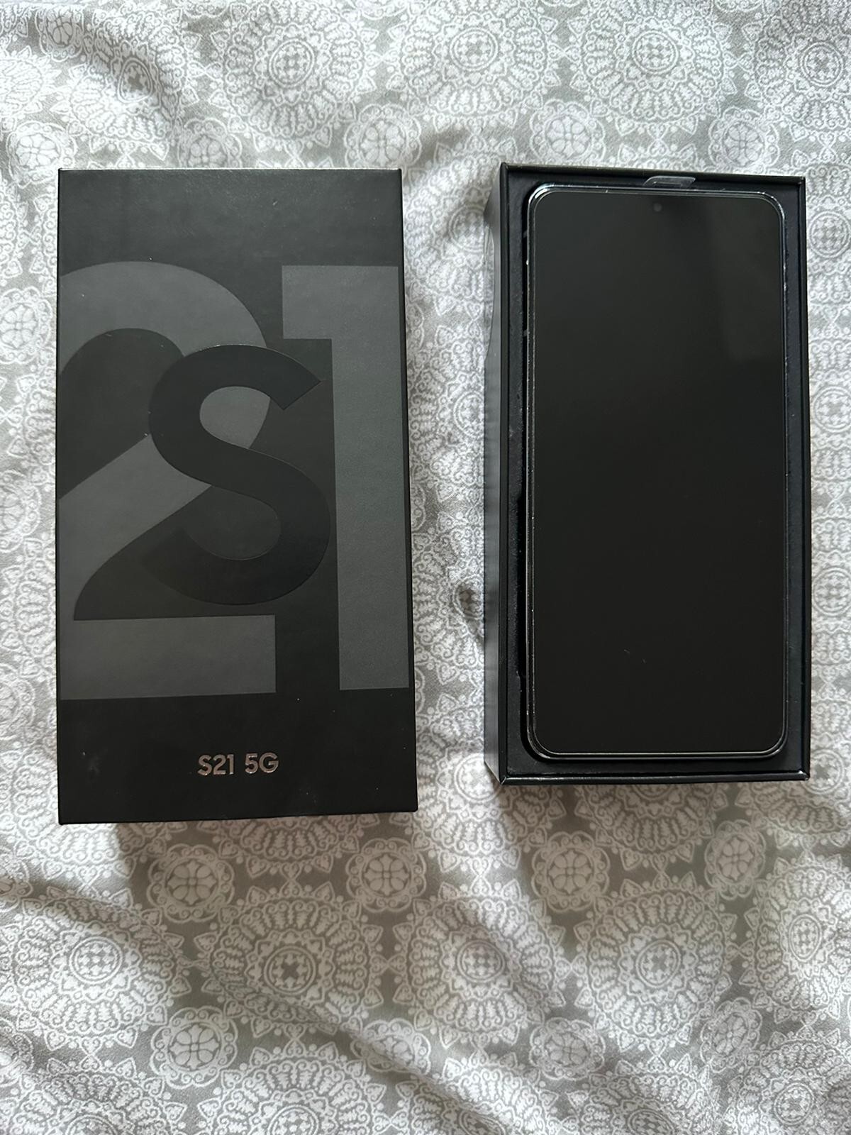 Samsung Galaxy S21 5G SM-G991U – 128GB – Phantom Gray (Unlocked) W/ Galaxy Buds+