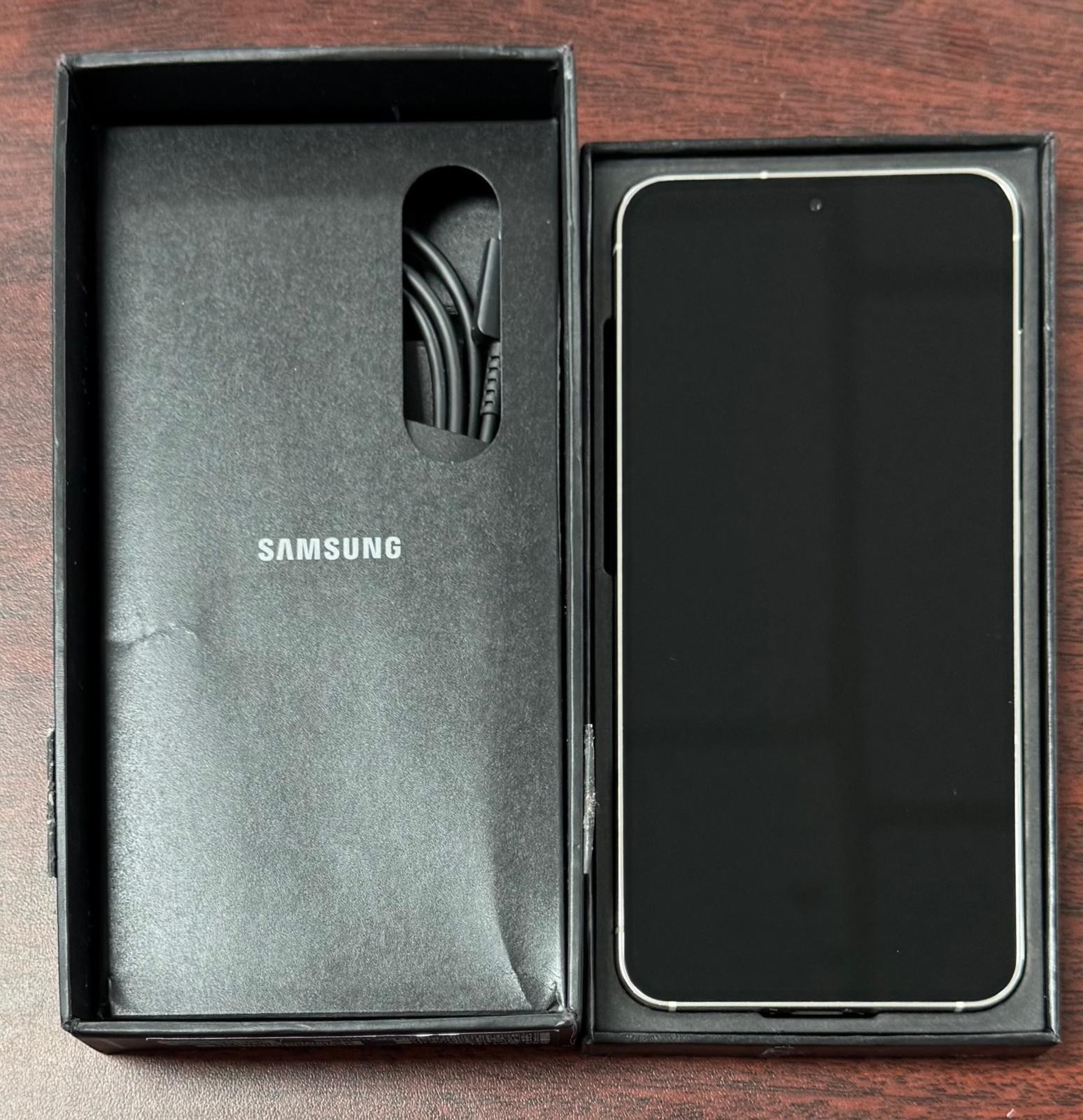 Pre-Owned 8/10 – Samsung Galaxy S23 5G 128GB SM-S911U Unlocked – Cream