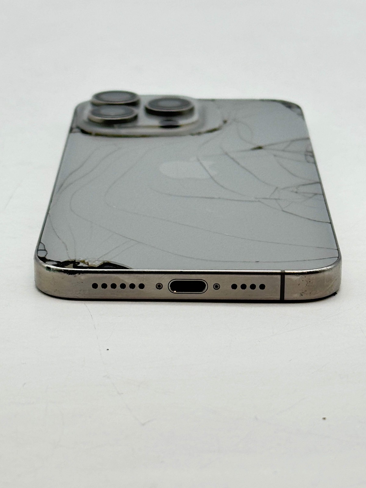 Unlocked Apple iPhone 15 Pro Max A2849 256GB Natural Titanium 91% BH – Cracked R
