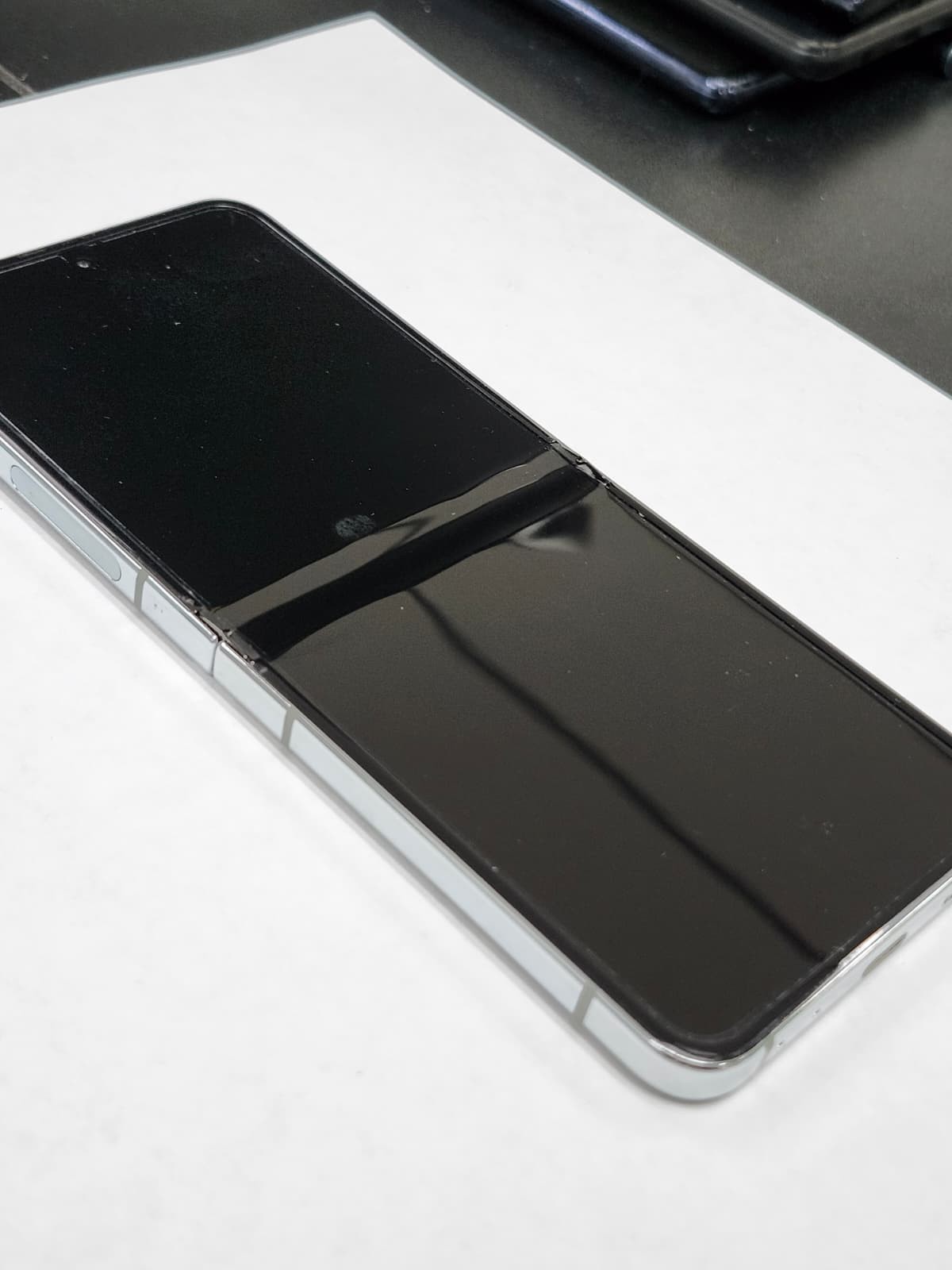 DEFECTIVE – Samsung Galaxy Zflip 5 – 256GB – Mint – GSM Unlocked – 11841