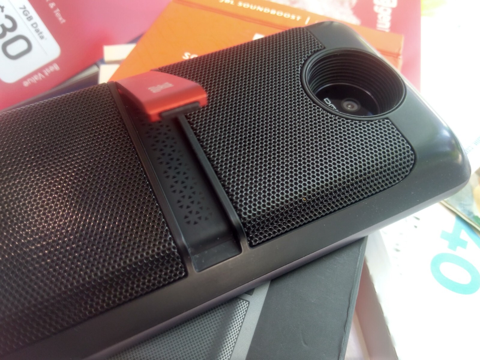 PRIVACY! MOTOROLA Z4 WHT+PROJECTOR+JBL + ATT SERVC +SBOOST Snapdrg625 HOMESETUP