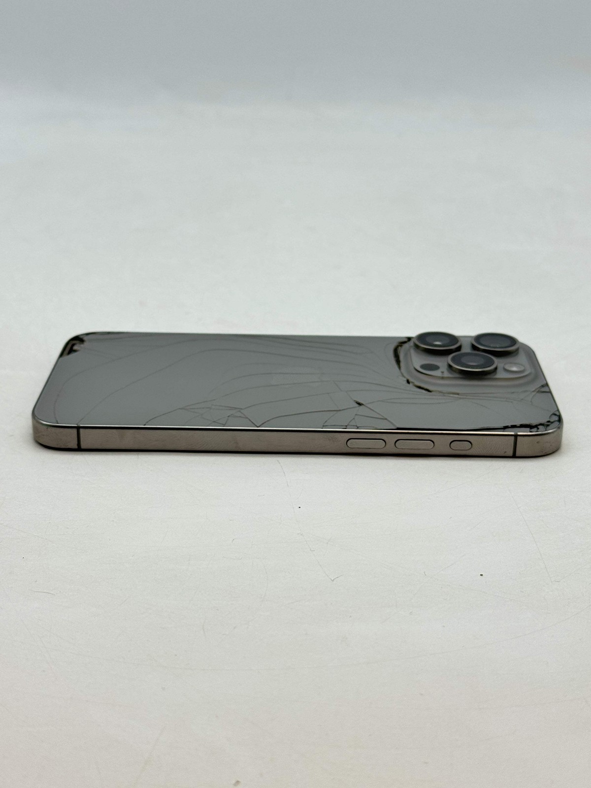 Unlocked Apple iPhone 15 Pro Max A2849 256GB Natural Titanium 91% BH – Cracked R