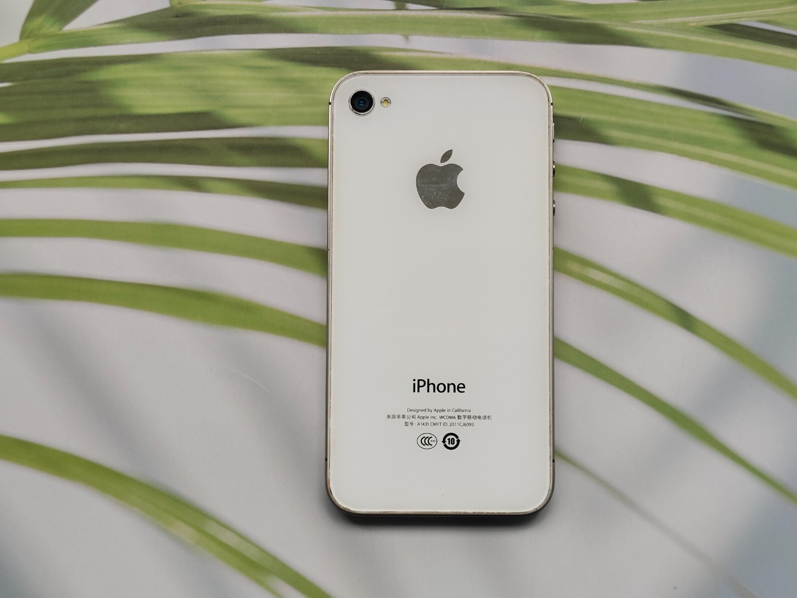90%N ew Original Apple iPhone 4/4s 8/16/32/64GB Fully UNLOCKED Black/White GOOD
