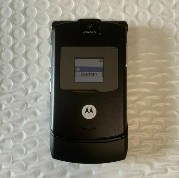 Motorola RAZR V3 GSM 850 /900 /1800 /1900 Unlocked Flip Bluetooth video Phone