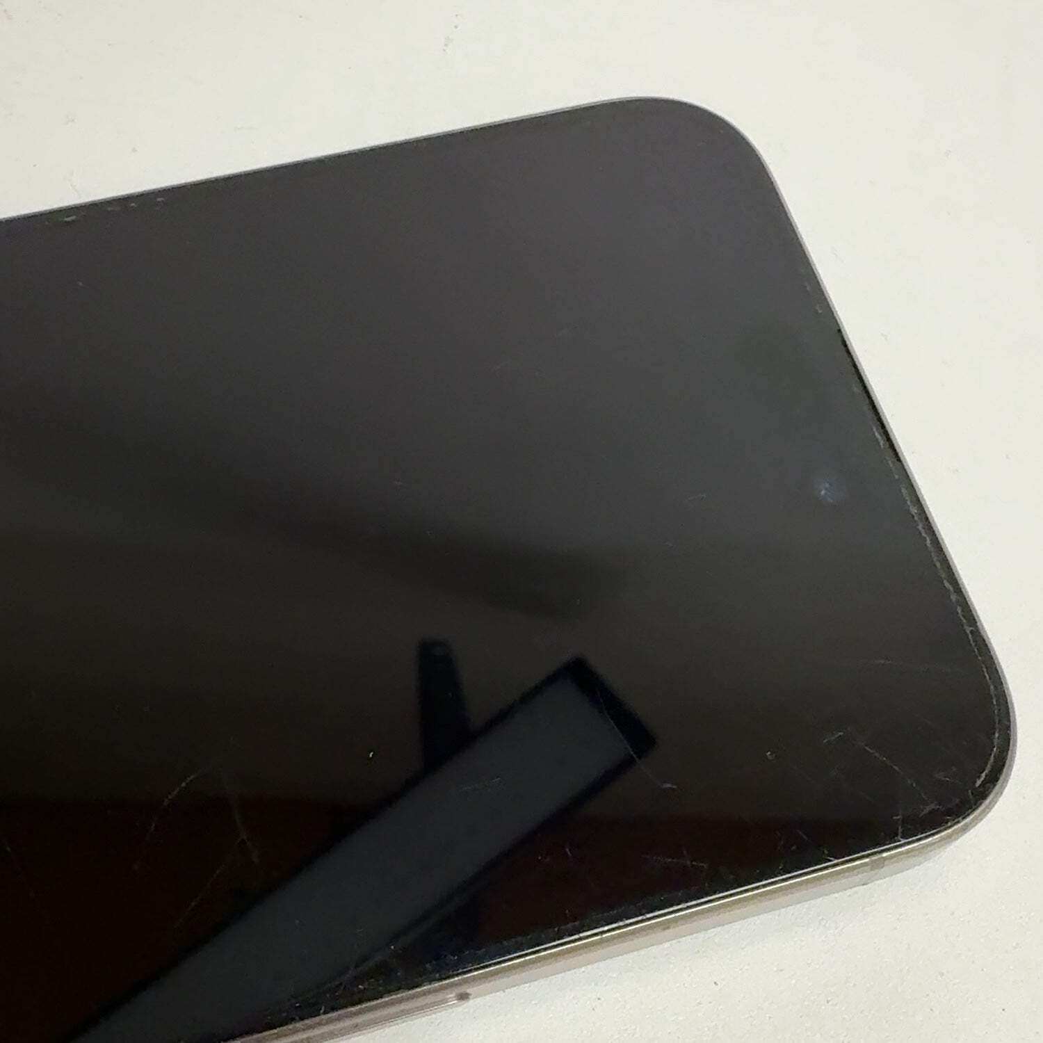 Broken Unlocked Apple iPhone 15 Pro Max 256GB 26.5 MU683LL/A Cracked LCD Spot