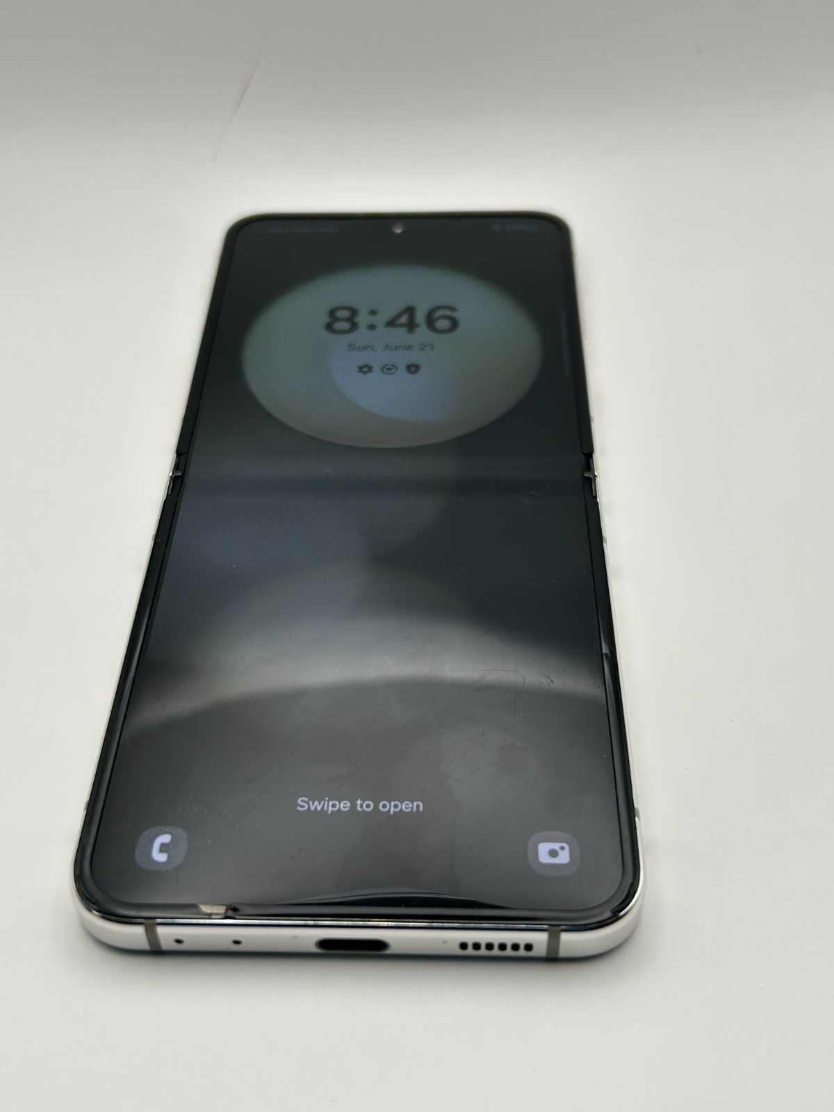 Samsung Galaxy Z Flip 5 – 256GB – Factory Unlocked – Cream