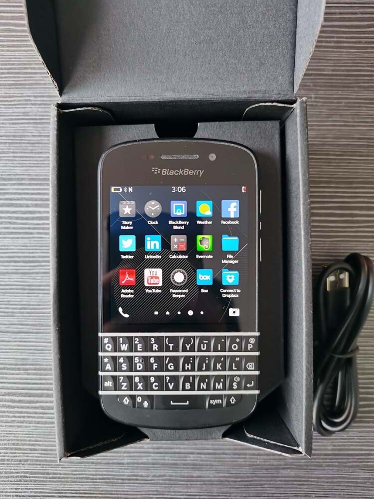 Blackberry Q10 Smartphone Dual Core 8MP GPS WiFi Bluetooth 4G (Verizon Wireless)