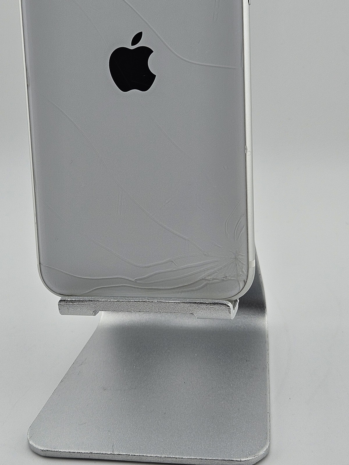 Apple iPhone SE (2nd Gen) 64GB (Unlocked) A2275 – White – Cracked Back